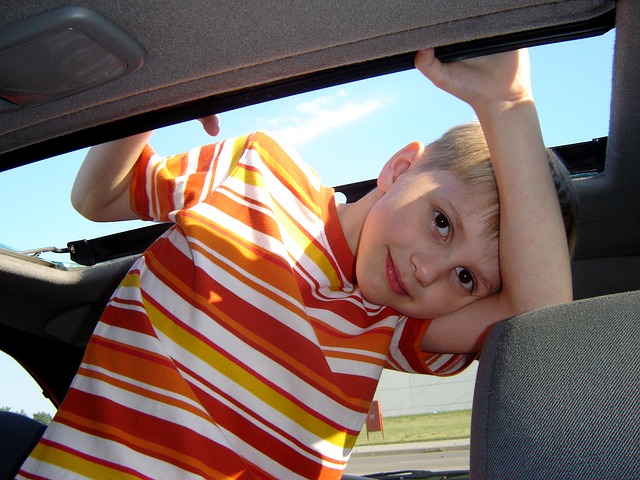 chlapec v autě