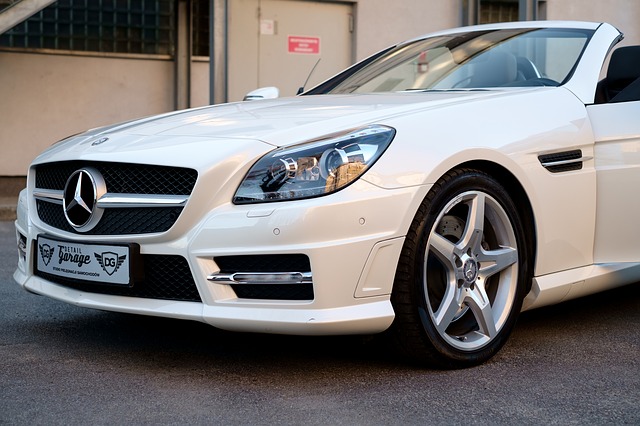 bílý mercedes-benz.jpg