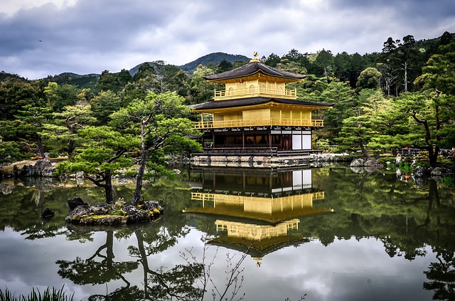 japonský chrám u jezera